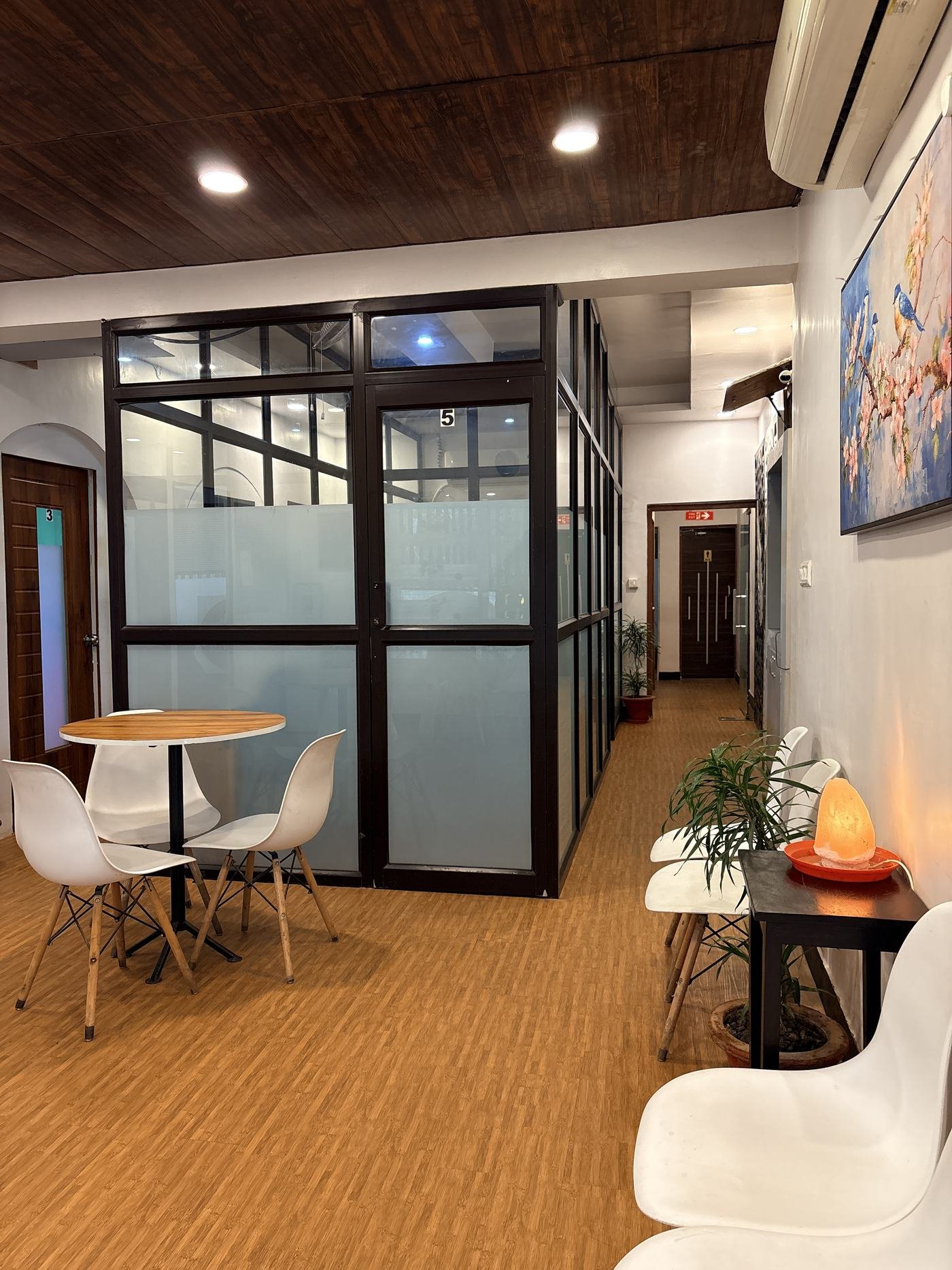 Workspace lounge with round table and cabins